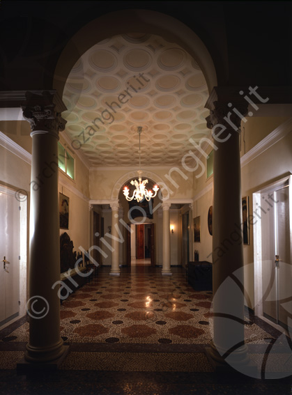 Interno Cassa di Risparmio salone primo piano Colonne lampadario pavimento mosaico corridoio