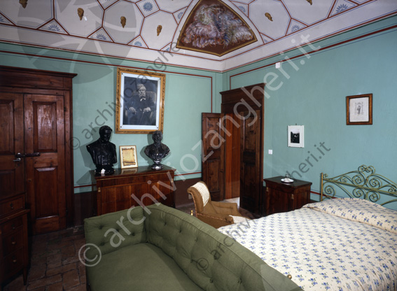 Camera Carducci Villa Silvia Letto divano carrozzina quadro con fotografia busti comodino