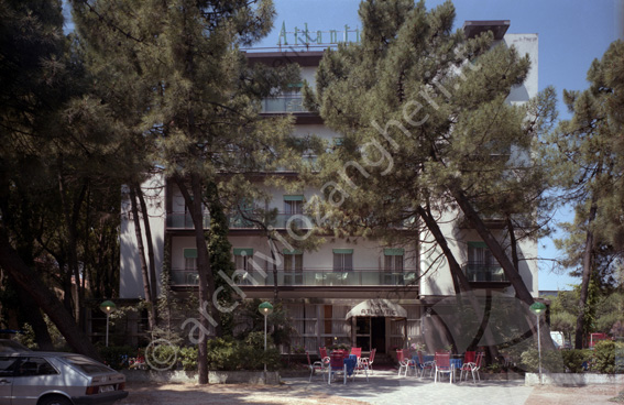 Hotel Atlantic Milano Marittima (ora Hotel Gregory) Albergo sedie tavolini terrazza alberi giardino