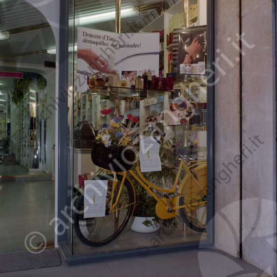 Profumeria Via Carbonari Bicicletta Premium gioco cestino con fiori cosmetica profumi vetrina negozio