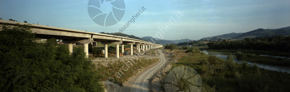E45 zona Bivio Montegelli Costruzione viadotto superstrada stradina fiume
