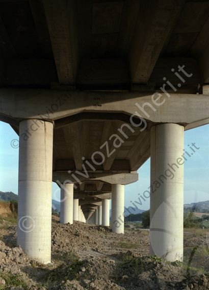 E45 viadotto da sotto Costruzione viadotto piloni superstrada