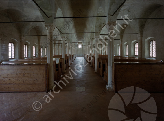 Biblioteca Malatestiana Aula dei Nuti Colonne panche capitelli rosone lapide pavimento