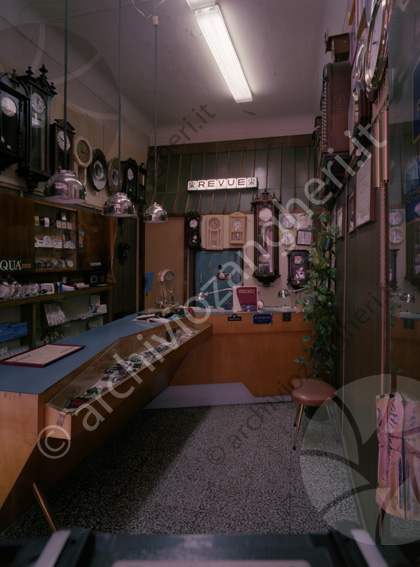 Oreficeria Pagliarani P.zza del Popolo Casa fondata nel 1886 orologi da parete bancone bilancia attrezzi da oreficeria  negozio