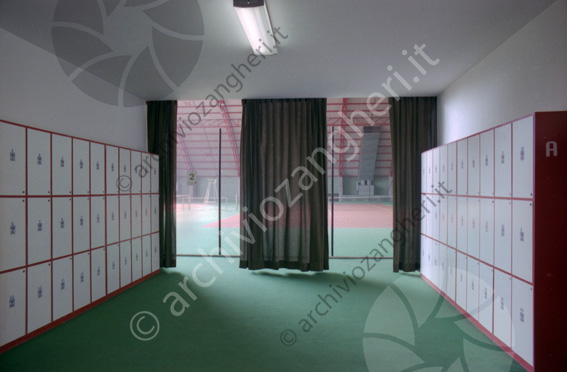 Seven sala armadietti Savignano moquette verde tende campi tennis