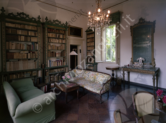 Palazzo Chiaramonti interni soggiorno libreria lampadario specchio divani tavolino 