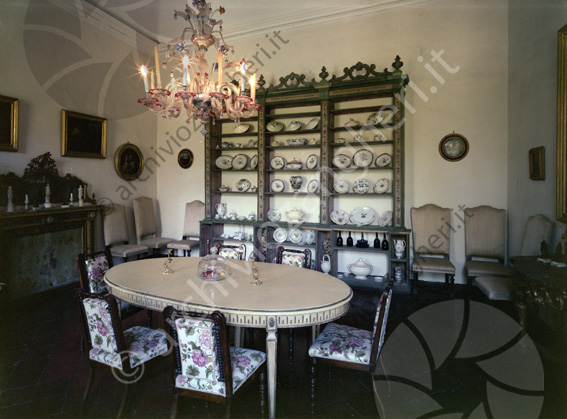 Palazzo Chiaramonti interni sala da pranzo esposizione piatti sedie tavolo lampadario 