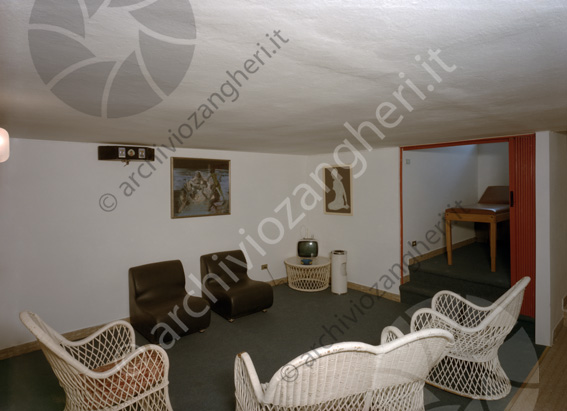 Seven interni sauna Savignano Sala d'aspetto divanetti poltroncine piccolo televisore lettino scalini