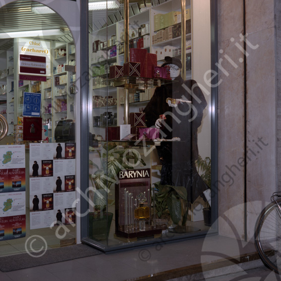 LADY' A profumeria Cosmetica vetrina negozio