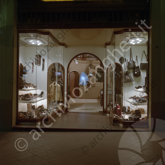 Vetrina negozio Righi Vetrina negozio scarpe calzature borse e abbigliamento