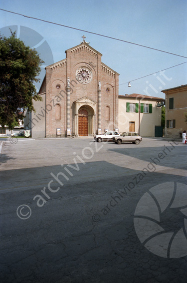 Chiesa Parrocchiale di San Lorenzo Martire Gatteo Piazzale auto parcheggiate rosone portale colonne con statue croce