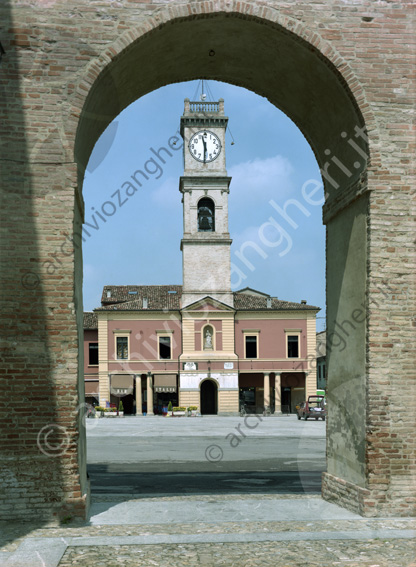 Piazza Antonio Fratti Forlimpopoli Arco portico torre dell'orologio piazza statua campana