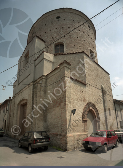 Chiesa dei Servi Forlimpopoli Auto parcheggiate angolo portale