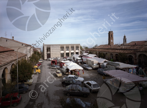 Sogliano Piazza Giacomo Matteotti Mercato ambulanti Banchette tende pulmini auto parcheggiate torre dell'orologio palazzi portici