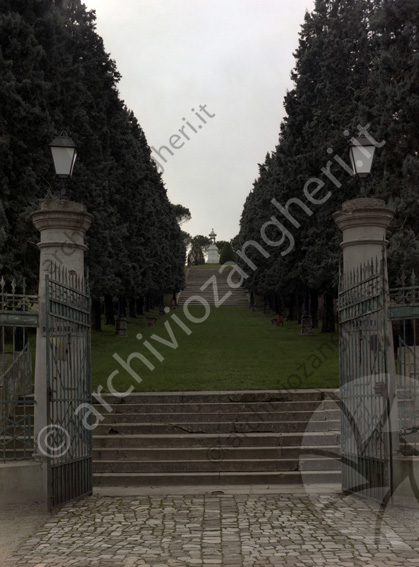 Montiano Parco Delle Rimembranze ingresso Ingresso cancello colonne lampioni scalinata prato viale alberato