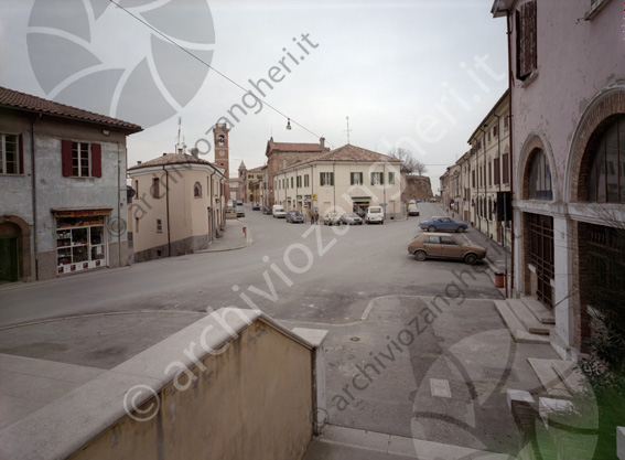 Montiano Piazza Giuseppe Garibaldi Piazza auto parcheggiate vetrina negozio torre dell'orologio chiesa torrione