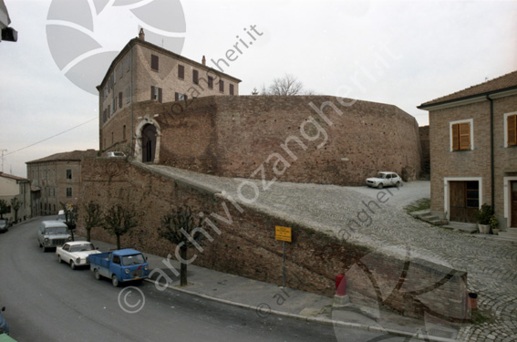 Castello di Montiano Antiche mura salita auto parcheggiate