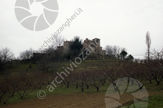 Castello di Montenovo Campi coltivati alberi da frutto castello