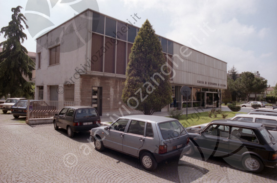 Cassa di Risparmio di Cesena Filiale di S. Egidio Banca auto parcheggiate albero