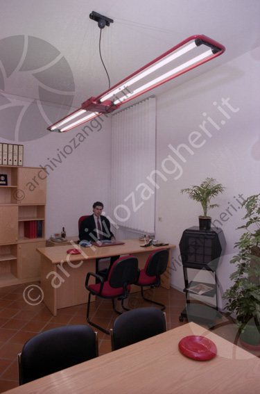 Depura Augusto Patrignani in ufficio Lampada neon ufficio sedie scrivania imprenditore