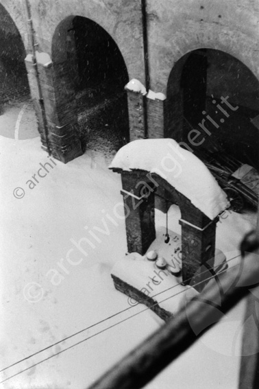 Sant'Agostino corte interna con la neve portici pozzo 