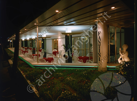 Hotel Fantini Gatteo Mare veranda  tavoli sedie statua fiori