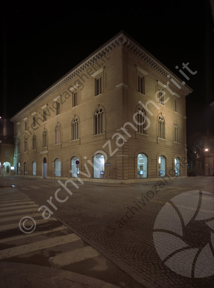 Cassa di Risparmio notturna ristrutturata Piazza della libertà palazzo vetrine
