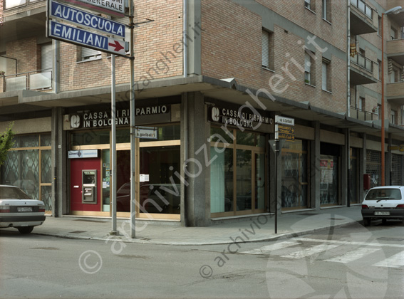 Cassa di risparmio in Bologna filiale Cesena Banca autoscuola emiliani vetrine negozi bancomat