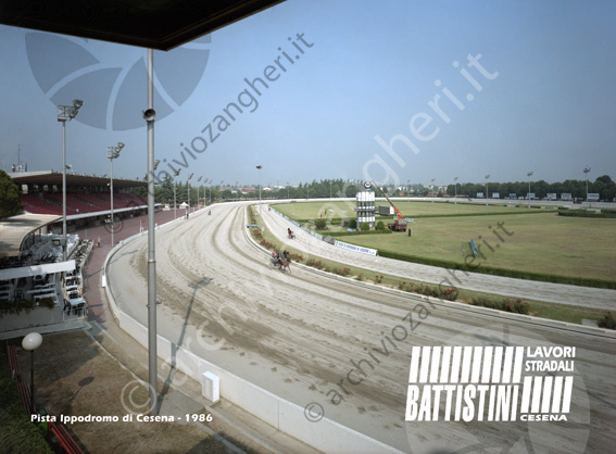 Pista ippodromo con tribuna Ippodromo del savio pista cavallo con calesse ristorante torre tribune Prato