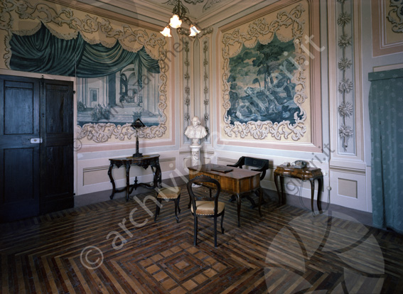 Basilica del Monte stanza con busto del Canova Scrittorio sedie scrivania telefono affreschi busto crocifisso pavimento in legno