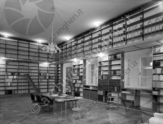 Basilica del Monte Biblioteca librerie vuote tavolo sedie libri terrazza scale lampadario