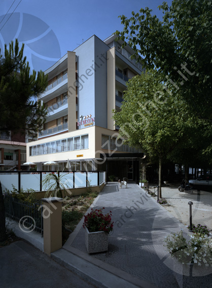 Hotel Simon Gatteo mare Ingresso vialetto fioriere fiori cane albergo terrazze motorino