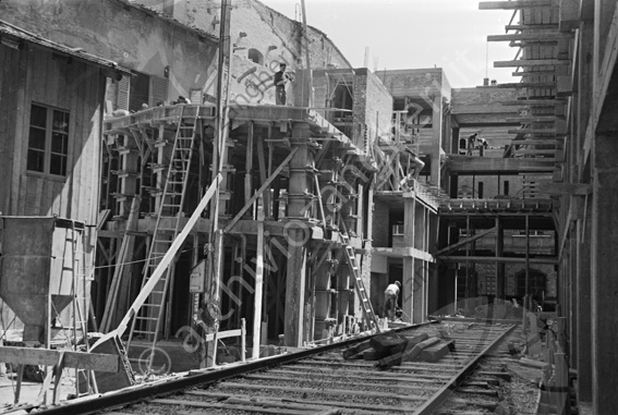 Cantiere edile O.I.R. carpenteria ponteggi impalcature binari ferrovia operai scala muratori