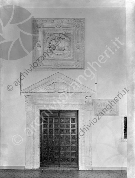 Biblioteca Malatestiana portale completo stemma elefante portone 