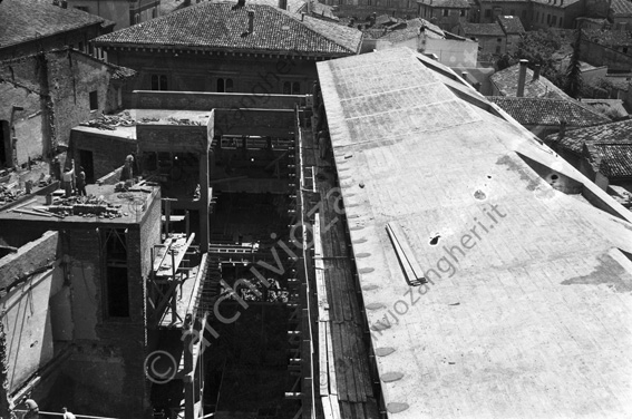 Cantiere edile O.I.R. carpenteria ponteggi impalcature tetto operai muratori