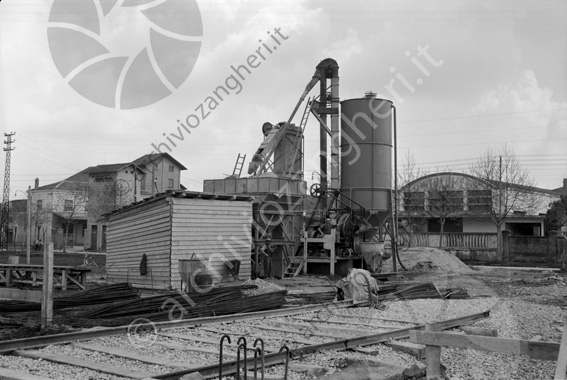 Cantiere edile Manuzzi silos capanno ferrovia binari 