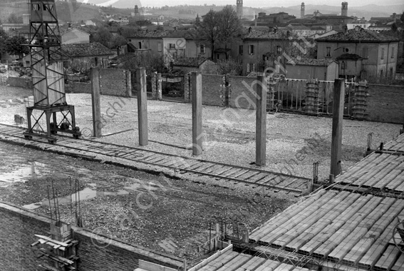 Cantiere edile Manuzzi gru binari ferrovia solai mattoni carpenteria colonne panorama