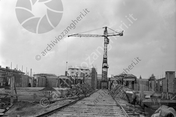 Cantiere edile Manuzzi gru binari ferrovia mattoni carpenteria operai muratori