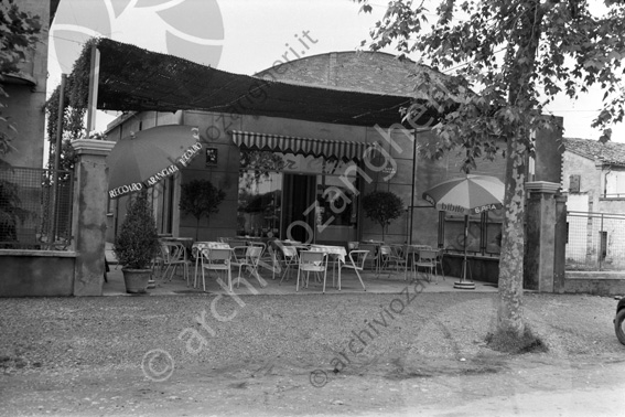 Bar Antoniacci esterno Via Cavalcavia (zona ex mercato ortofrutticolo) sedie tavolini ombrellone birra ronzani tendina
