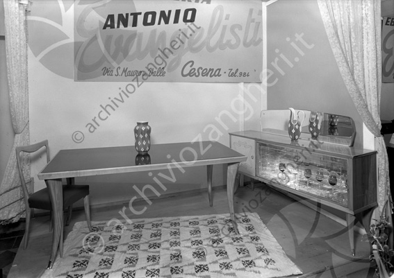 Settimana Cesenate Stand Ebanisteria Antonio Evangelisti Via san Mauro in valle tavolo sedia mobile specchio bicchieri