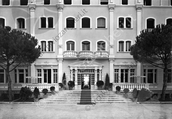 Grand Hotel Cervia Particolare facciata (riprod. da 13x18) finestre terrazze tappeto scalinata pini vasi piante ombrelloni