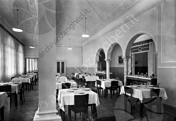 Grand Hotel Cervia sala pranzo con tavolo servizio (riprod. da 13x18) archi piatti apparecchiato sedie 