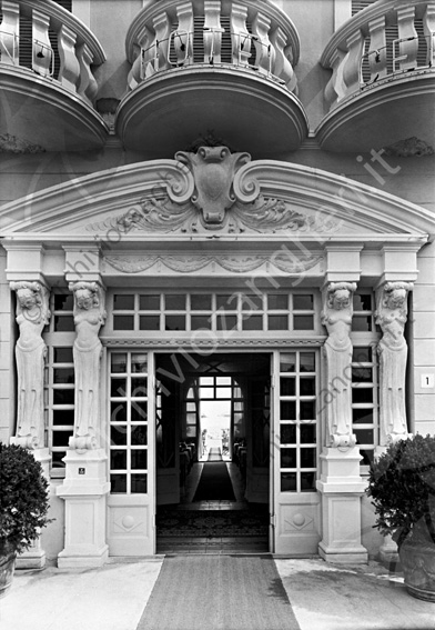Grand Hotel Cervia Portale d'ingresso (riprod. da 13x18) portone a vetri terrazze colonne capitelli 