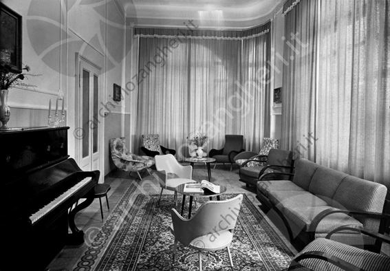 Grand Hotel Cervia Soggiorno (riprod. da 13x18) pianoforte divano poltrone tavolino tende candeliere vaso fiori
