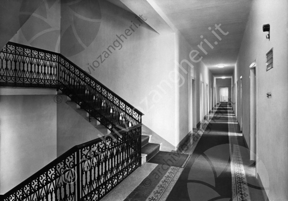 Grand Hotel Cervia Scala e corridoio (riprod. da 13x18) balaustra scale tappeto