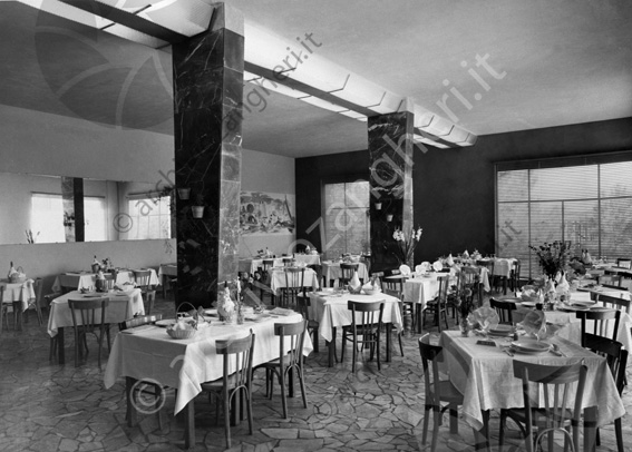 Hotel Trionfal Milano Marittima sala pranzo (riprod. da 13x18) colonne marmo tavola sedie apparecchiato piatti vetrata posate