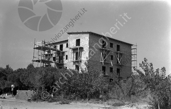 Hotel Ritz esterno in costruzione Milano Marittima cantiere edile grezzo costruzione albergo ponteggi impalcature