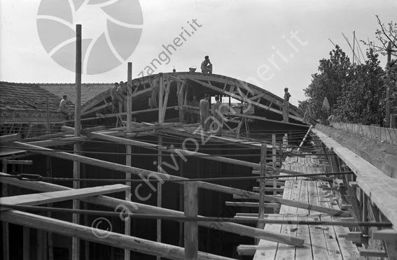 Costruzione Magazzini Manuzzi costruzione ponteggi impalcature operai muratori pali tetto