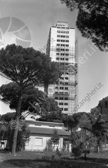 Grattacielo Marinella in costruzione Milano Marittima ponteggi impalcature pini strada coop edile forlivese casetta