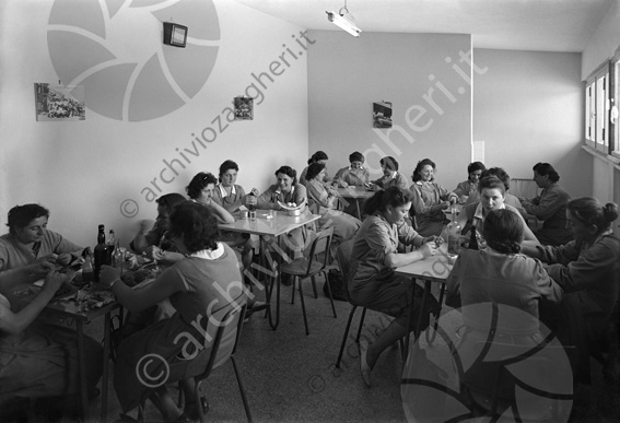 Magazzino Dino Manuzzi sala pausa operaie lavoratrici mensa mangiare merenda camici tavolo sedie 